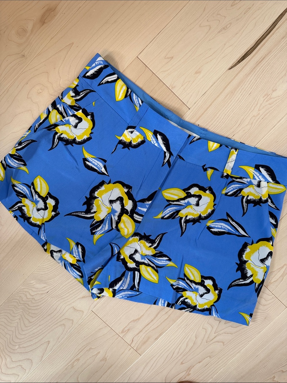 NWOT DVF 100% Silk Blue Floral Vibrant Yellow White Print Shorts 6